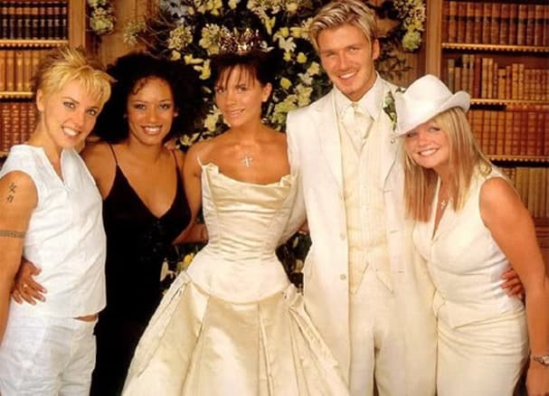 En 1999 fue considerada la boda del año, aqui los Beckham con las Spice Girls.