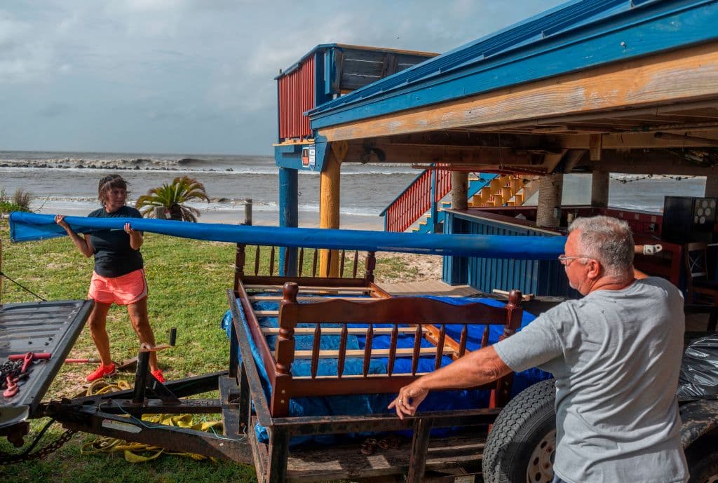Bobby Miller (R) y Nelwyn Miller empacan su campamento de remolques antes de la llegada del huracán Laura a la playa de Rutherford cerca de Cameron, Louisiana. 
<br>
<br>Laura se ha fortalecido en las últimas horas y va a desencadenar una peligrosa marejada ciclónica que elevará los niveles de agua en varios pies y puede afectar a zonas que se encuentran hasta 30 millas tierra adentro.