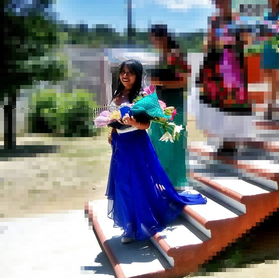 "Un lindo vestido", son las palabras que acompañan esta fotografía donde luce un top blanco con pedrería, una falda azul celeste y tacones color blanco.