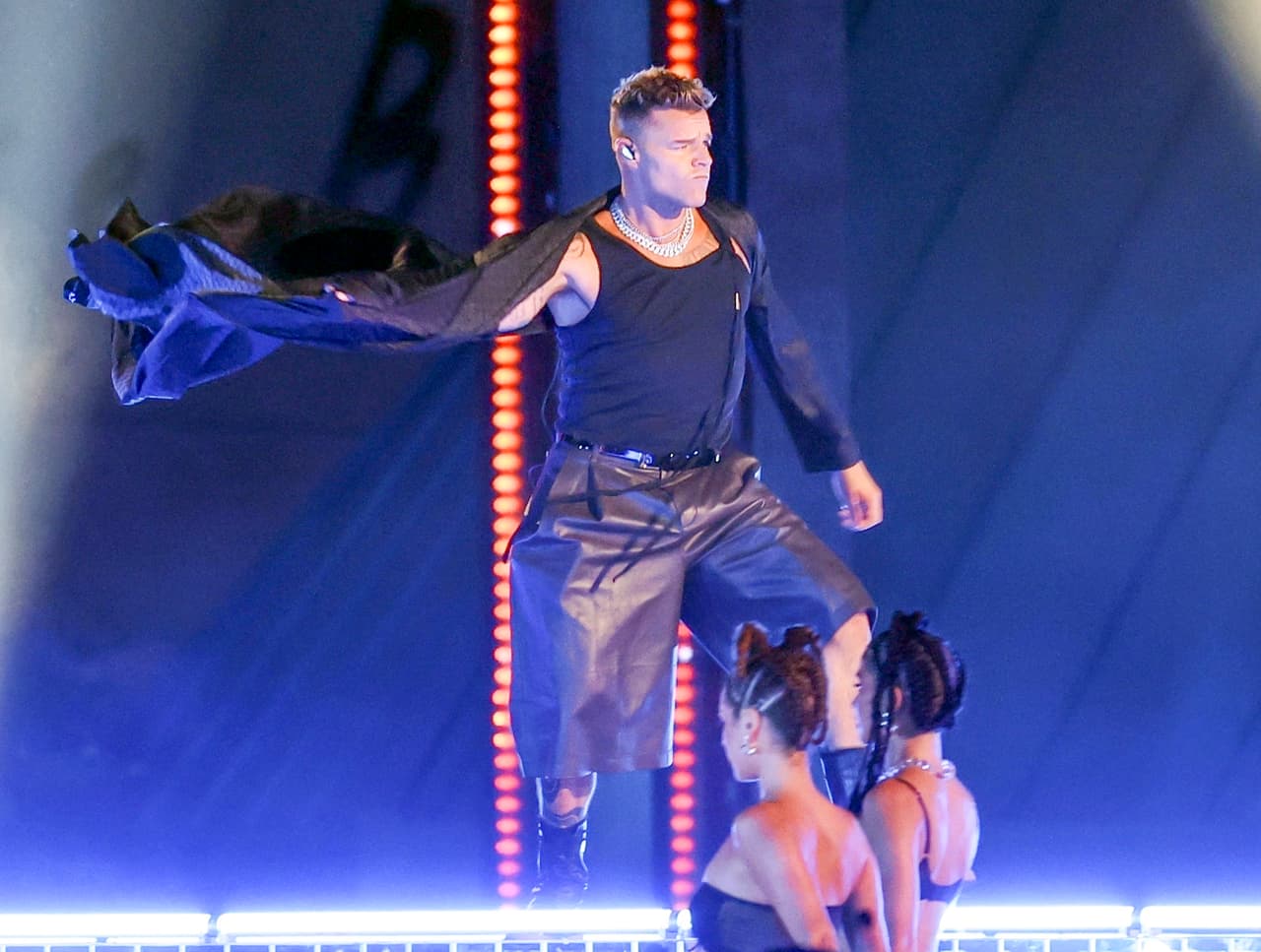 Utilizó ropa holgada y una capa para darle movimiento a sus pasos de baile.
<br>