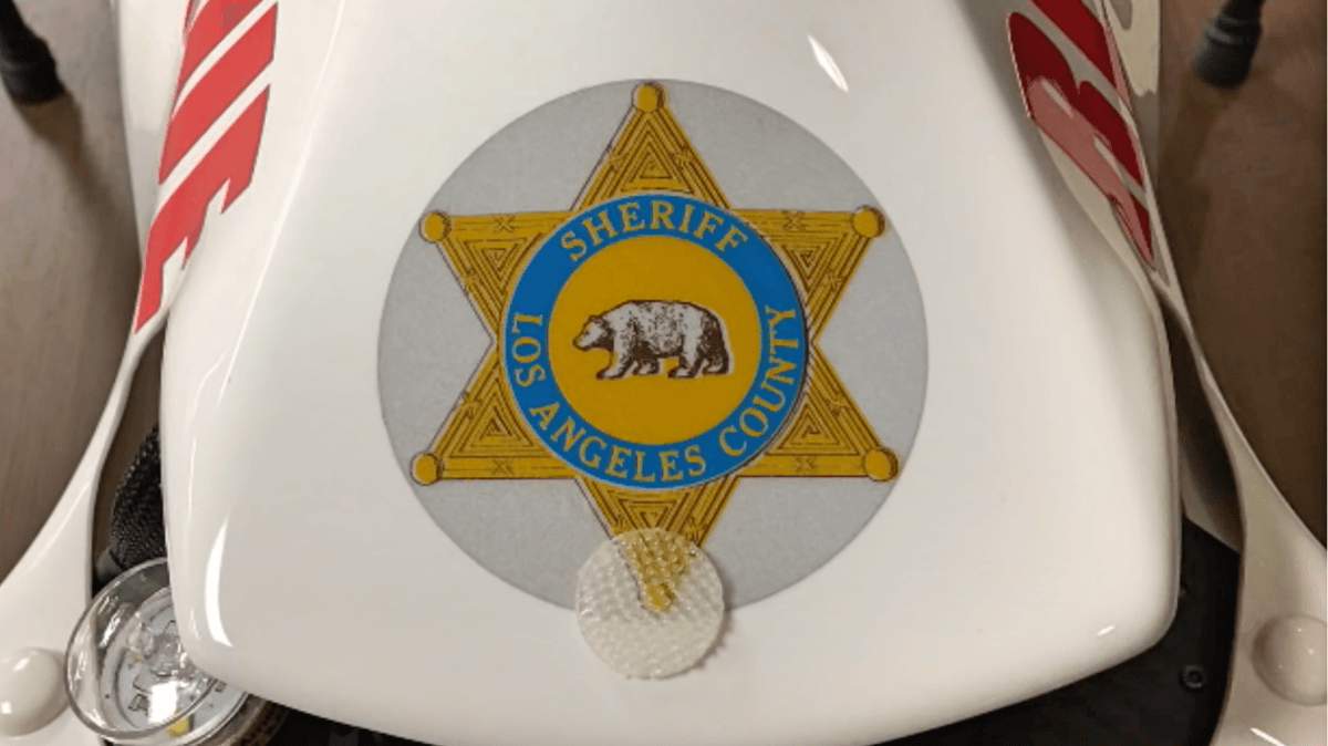 El dron del Sheriff está rotulado con el escudo del LASD y la palabra 'Rescue' (rescate) a los lados.