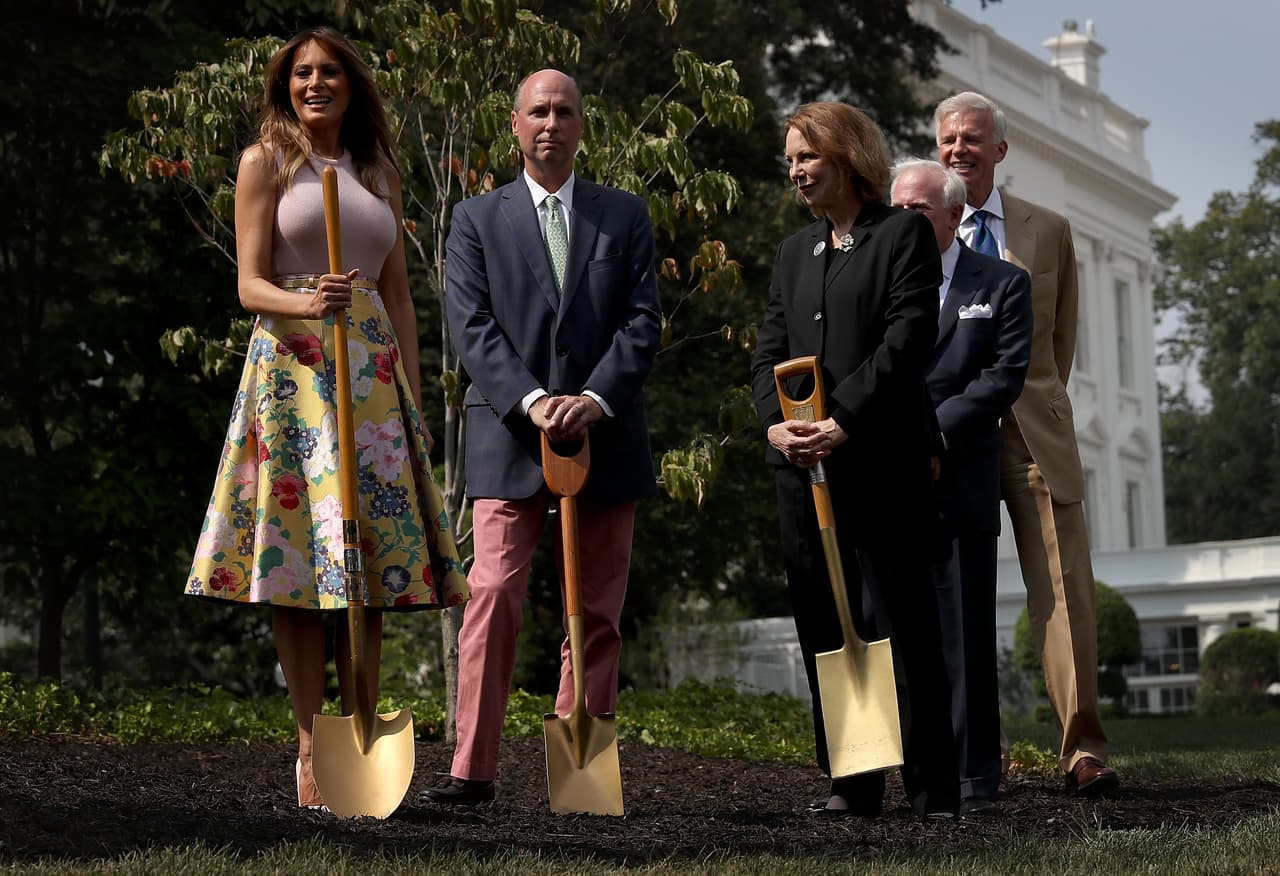 WASHINGTON, DC - AUGUST 27: U.S. first lady Melania Trump (L) takes part in a tree planting ceremony on the south grounds of the White House August 27, 2018 in Washington, DC. The tree comes from the original Eisenhower Oak located near the Kennedy Garden that was excavated from the grounds earlier this year. Joining the first lady is Mary Jean Eisenhower (C), granddaughter of President Dwight Eisenhower and Richard Gatchell Jr. (2nd L), fifth generation grandson of President James Monroe. (Photo by Win McNamee/Getty Images)