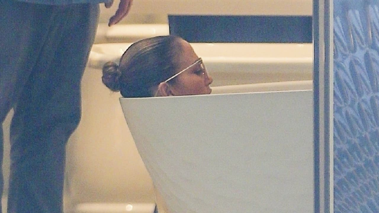 JLo busca nueva tina para uno de sus 24 baños y la pone a prueba en plena tienda