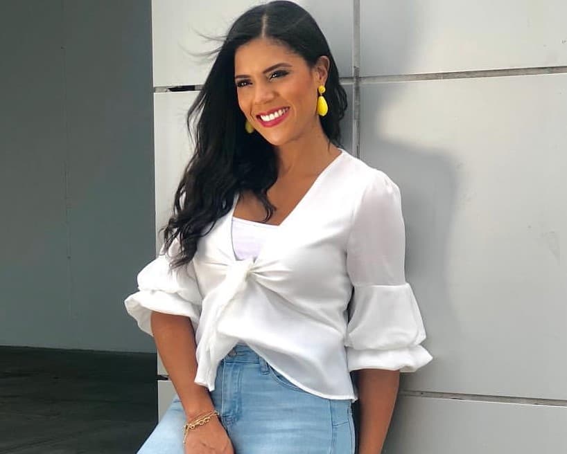 El color blanco es otro tono usado en la Semana Santa. Chediak propuso una blusa ombliguera con detalles originales como la que luce Fran con mangas con volumen y vuelos en los lados.
<br>