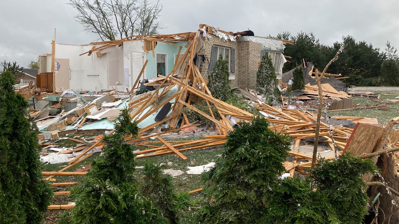 “
<b>Tengo suerte de estar vivo</b>. Voló la parte trasera del edificio. Han desaparecido 20 pies de la pared trasera. Falta todo el techo. Menos de la mitad del edificio sigue aquí. Es grave”, dijo Mike Klepadlo, 
<b>dueño de un taller automotriz</b> afectado, quen se refugió con sus trabajadores en un baño.