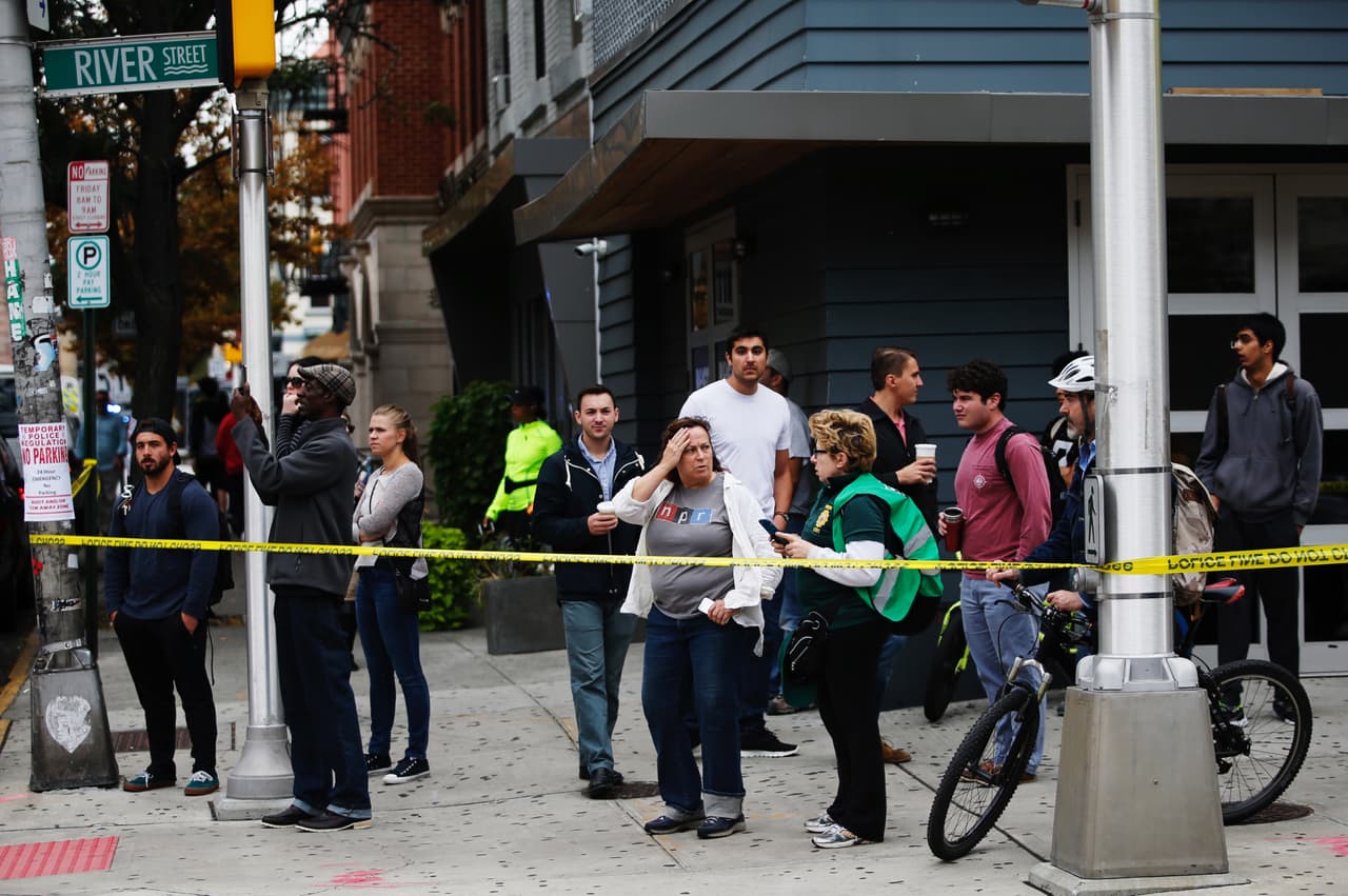 Usuarios de la estación, que conecta a cerca de 150,000 personas a diario con Nueva York impacientes ante la falta de información sobre la emergencia.