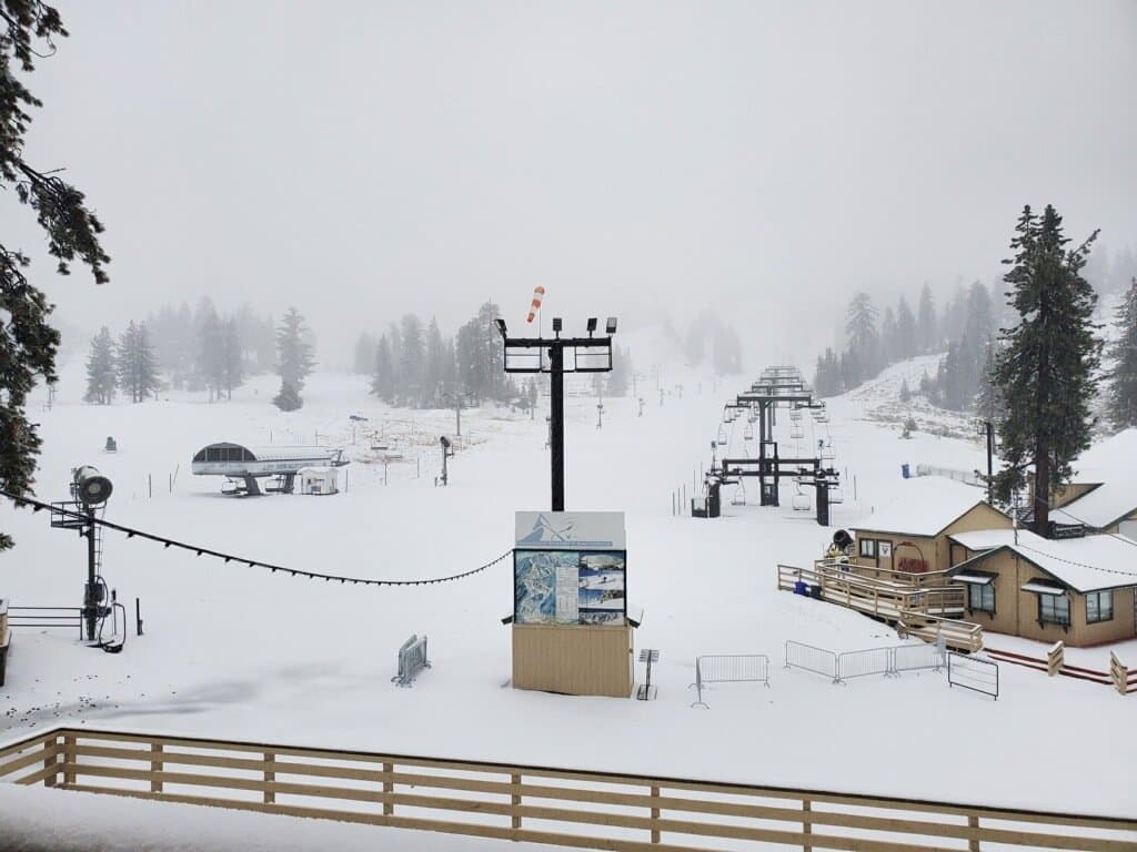 <b>Snow Valley</b>: este resort permanece abierto para algunas actividades al aire libre. Para conocer los horarios y limitaciones debido al coronavirus, puedes visitar su 
<a href="https://snow-valley.com/blog_post/latest-update-on-covid-19-2-2-2-2-2-2/" target="_blank">página oficial</a>. Además, debes verificar las condiciones del tiempo antes de emprender el camino para disfrutar del área de esquies y toboganes de nieve.
<br>
<br>Dirección: Lo encuentras en el 35100 CA-18, Running Springs, CA 92382 a unas tres horas por carretera desde Los Ángeles.