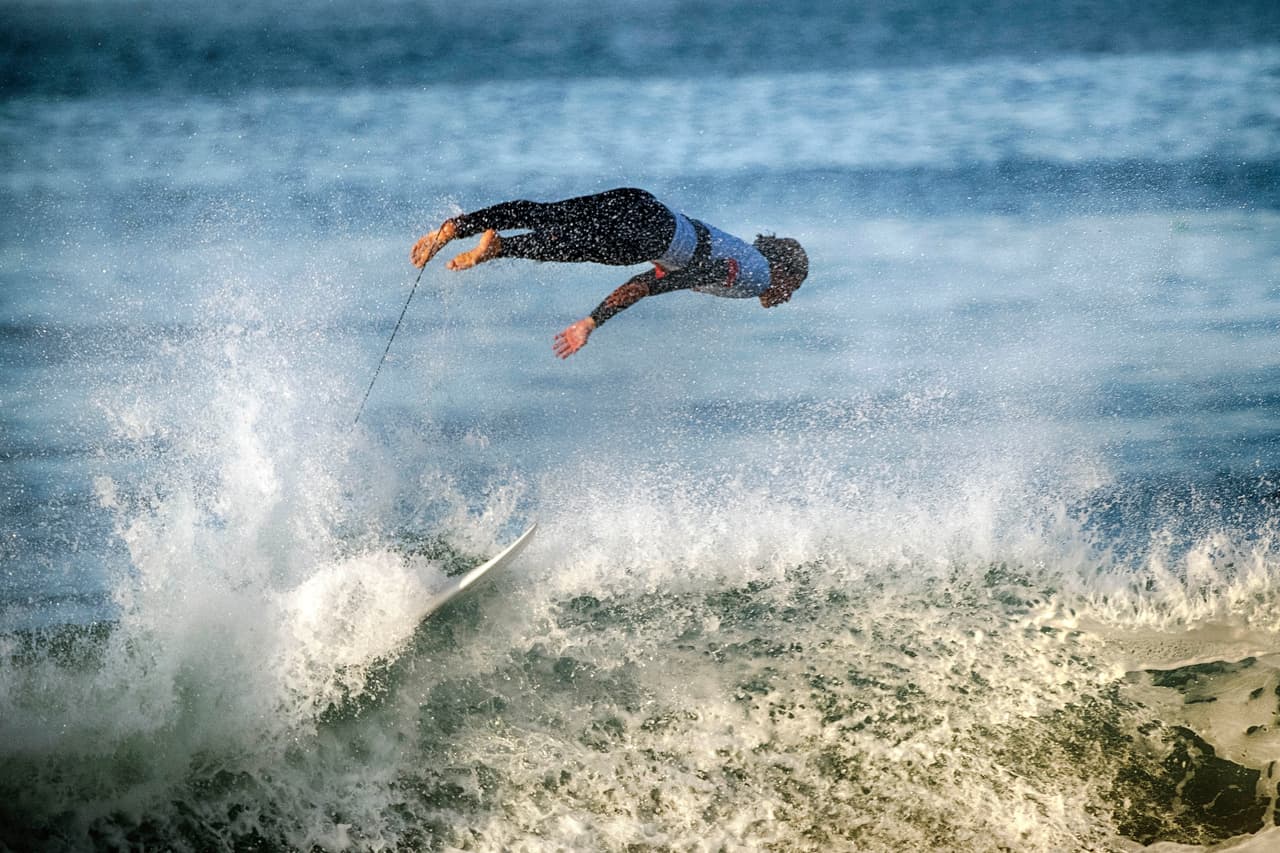 Sin embargo, encontraron una conexión mediante las tablas de surf y juntos comenzaron a surcar las olas, cuando el niño tenía cinco años, además de unirlos, fue terapéutico.