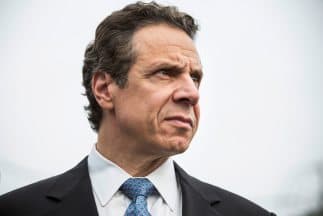 Cuomo choca al mismo tiempo con AOC y con Trump por temas de la pandemia