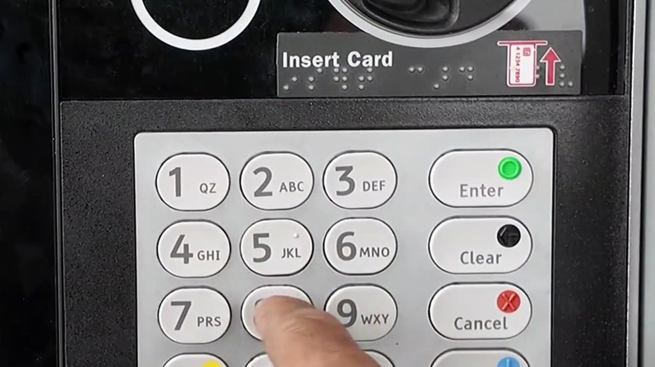 ¿Adiós a cuentas de banco y remesas? La propuesta de ley en Arizona que amenaza a indocumentados