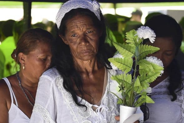 Entre banderas de Colombia, globos y flores blancas, los lugareños daban el último adiós a la caravana.