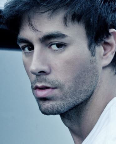 El oficial indicó que al momento de la detención, vio como el conductor se pasaba al asiento de atrás y el acompañante tomaba el mando del coche.