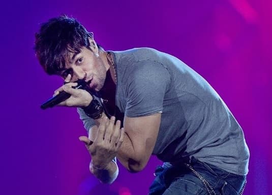 Cuando los agentes se acercaron al carro descubrieron con sorpresa que se trataba del intérprete de 'Bailando'.