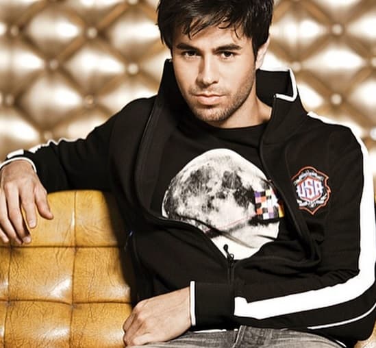 Tanto el músico como su acompañante fueron detenidos y esposados.