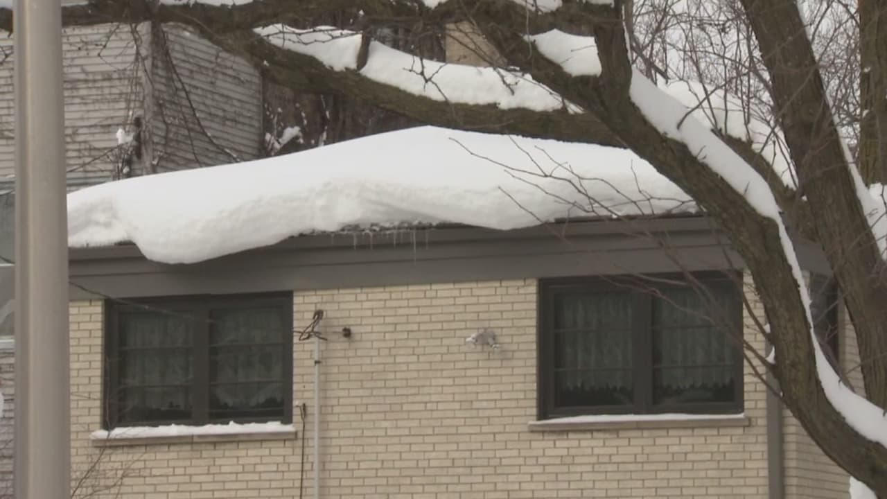 El experto David Calderón explica que de 10,000 a 30,000 libras de nieve, dependiendo del tamaño de la propiedad, serían suficientes para dañar el techo de tu vivienda. Además, aclara que las casas con techo plano son las que más acumulan nieve, por lo que están en mayor riesgo. Para evitar colapsos es necesario revisar el estado de tu techo y estar atento a señales como hielo en el interior de la casa.