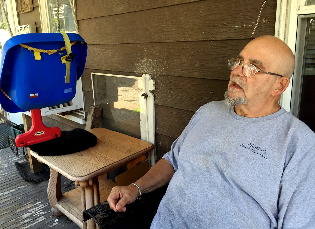 James Connor sentado en el porche de su casa en Baker Street.