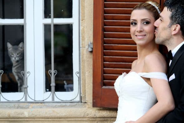 Una sesión fotográfica que contrasta con el evento conservador de la boda, puede ser una gran idea.