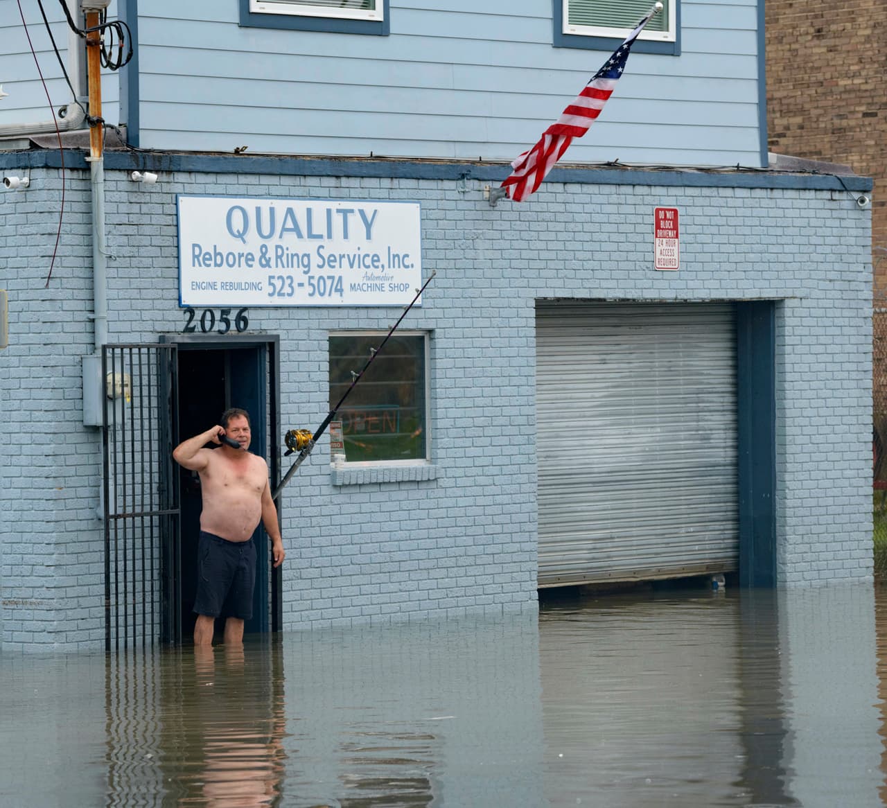 En esta imagen se observa al residente David Fox realizando una llamada desde su negocio en la Calle Poydras después de la inundación en Nueva Orleans.
<br>
