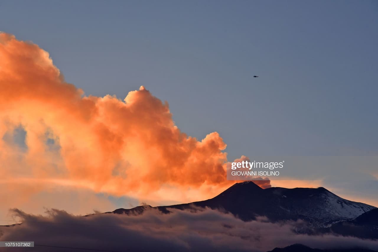 El director en Catania del Instituto Nacional de Geofísica y Vulcanología, Eugenio Privitera, dijo a AP que la erupción no significa peligro para los habitantes; no obstante, exhortó a los visitantes a mantenerse alejados de la cima.