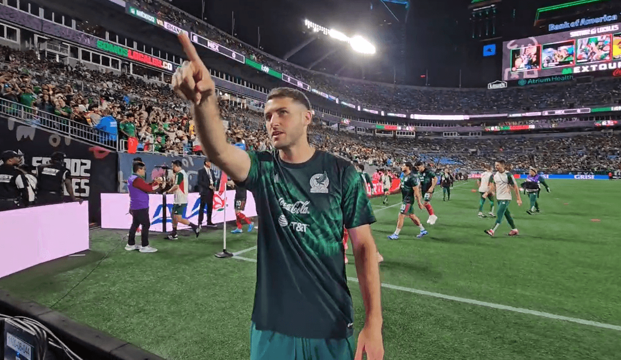 Humilde gesto de Santi Giménez con la afición en el México vs. Ghana