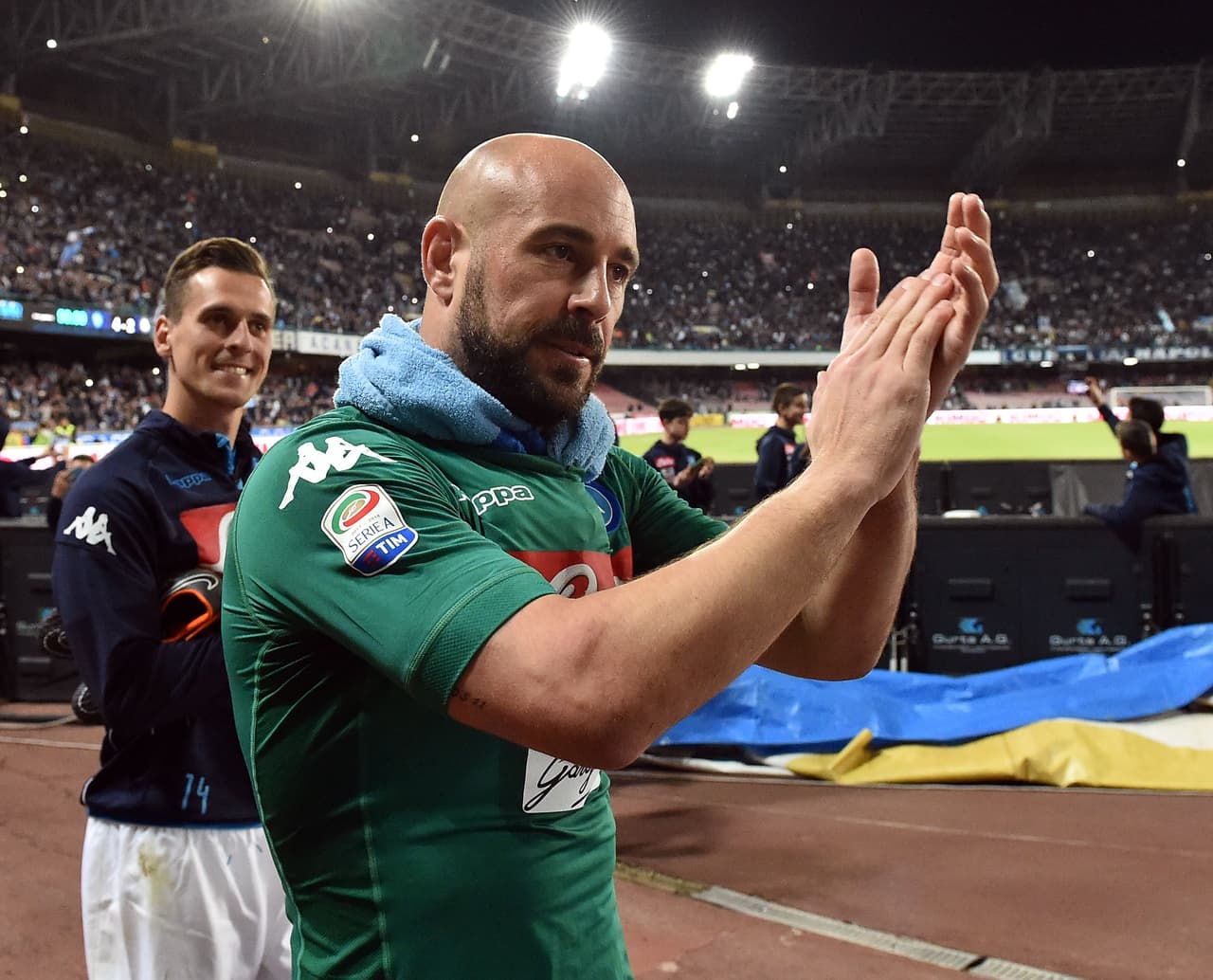 Pepe Reina está muy cerca de salir de Nápoles y llegar a Milán según los medios italianos.