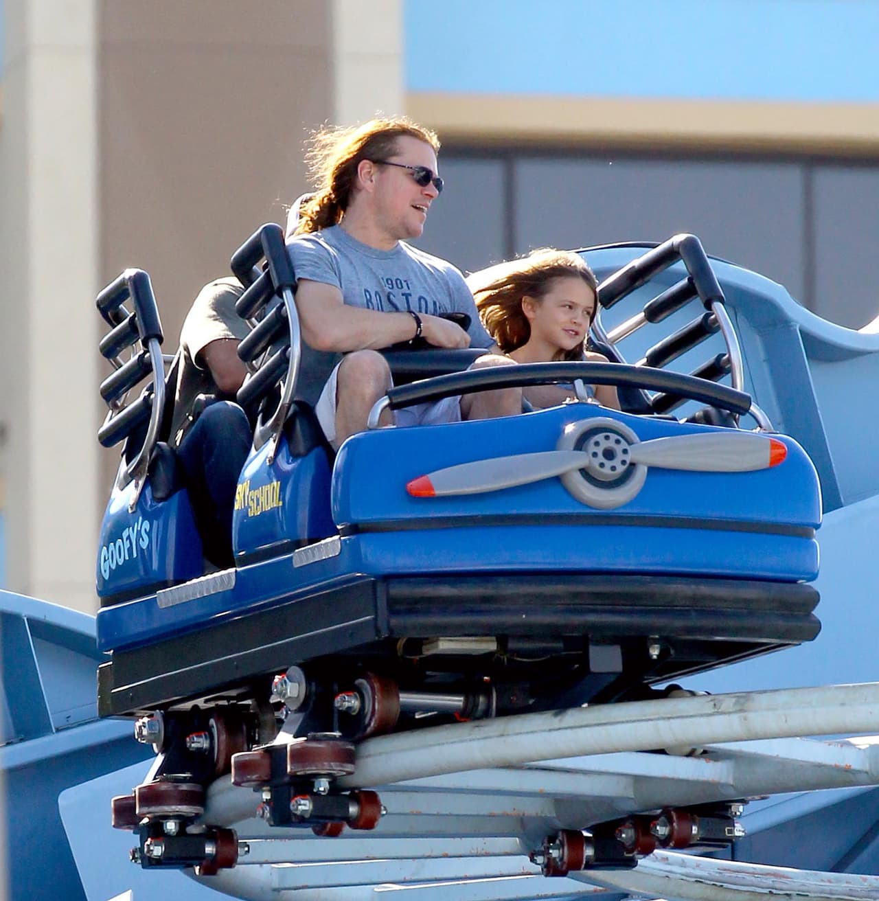 Matt Damon con su esposa e hijas en Disneyland.