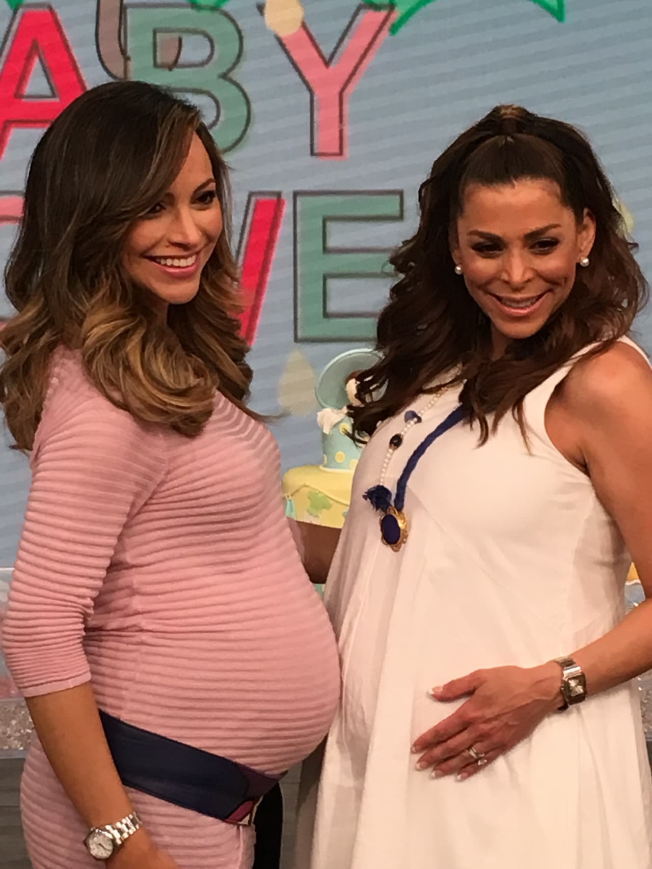 Abril 15, 2016: Satcha y Lourdes Stephen luciendo las pancitas en Despierta América.