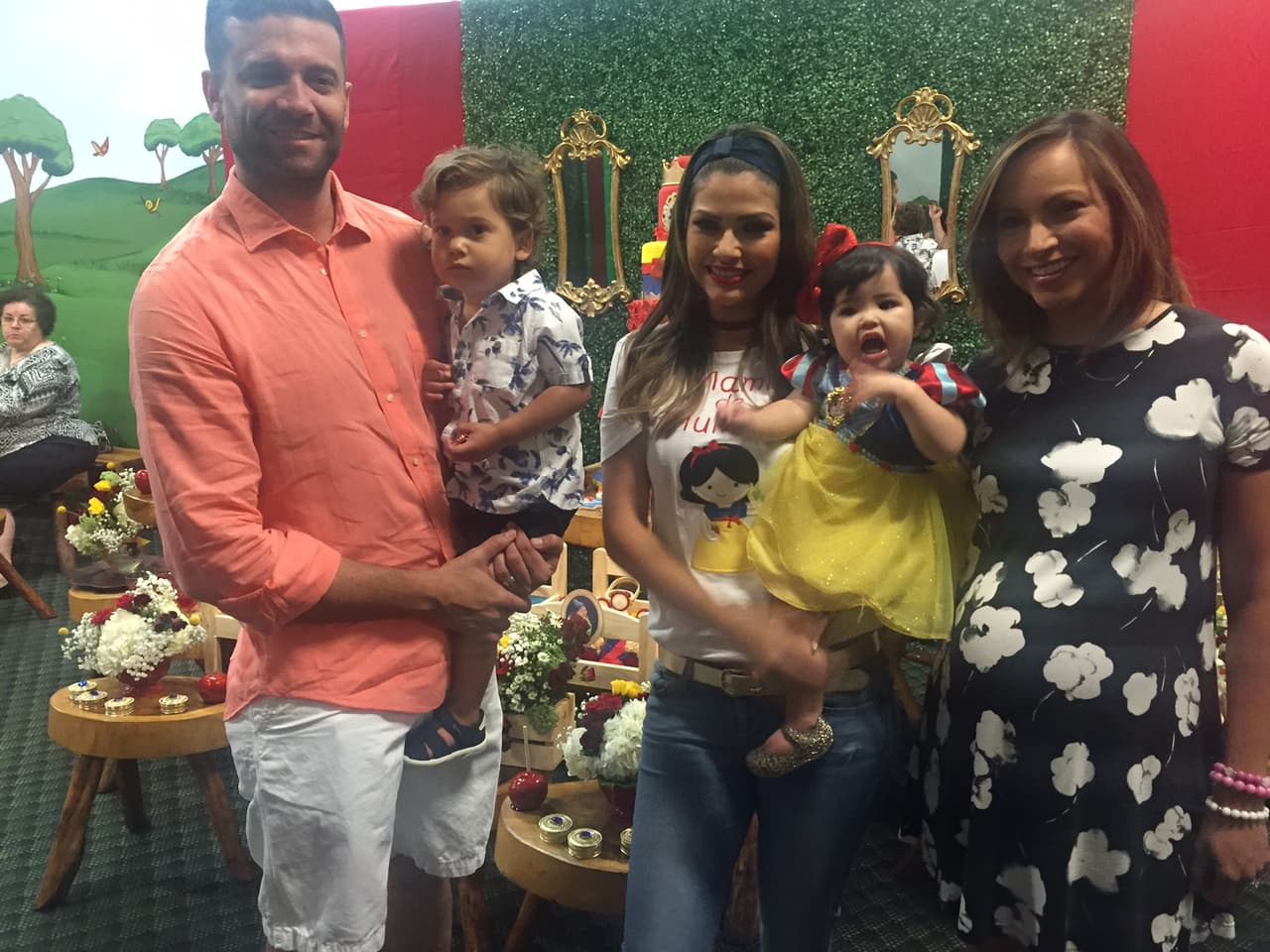 Mayo 8, 2016: Toda la familia de Satcha dijo presente en la fiesta de Giulietta.