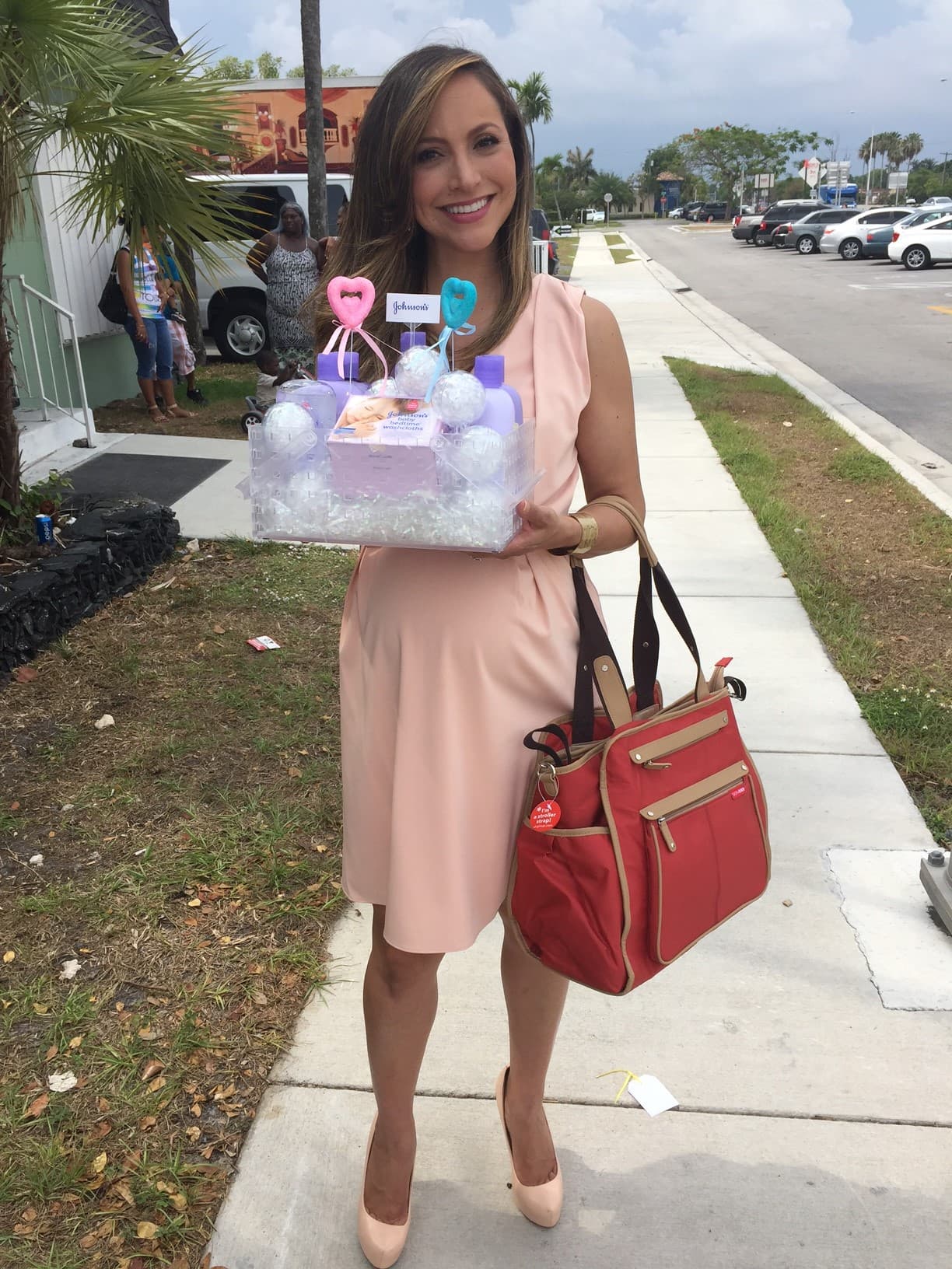 Mayo 4, 2016: Satcha Pretto lista para asistir a un baby shower muy especial con otras mamis embarazadas como ella.