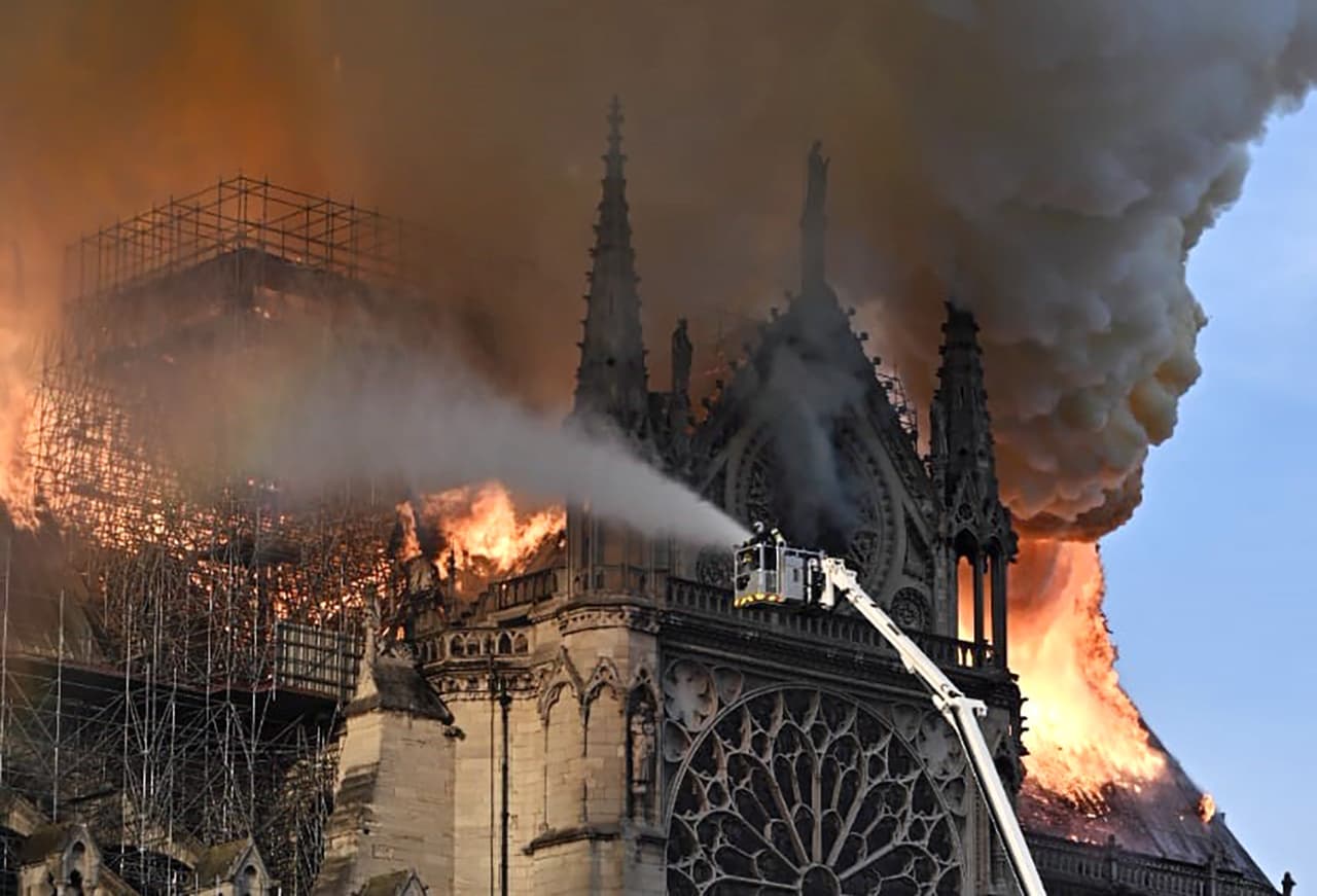 Ahora, tras el terrible incendio que consumió gran parte del techo de la Catedral de Notre Dame en París, varios de los estudiosos de este señor insisten que hay un fragmento en sus obras que bien podrían referirse a esta lamentable tragedia.