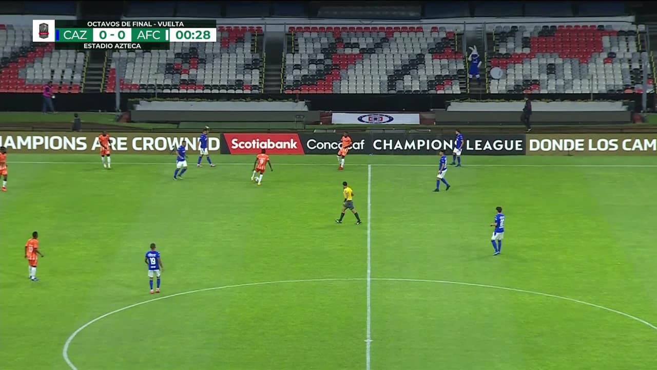 Arranca el partido y la pelota está en juego.