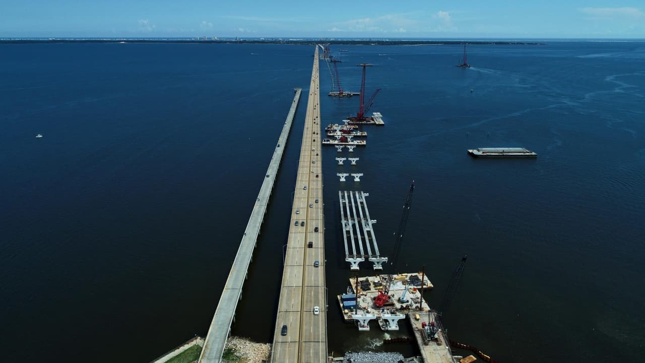 Unos 220.000 puentes de EEUU. (36 %) fueron clasificados como estructuralmente deficientes y se considera que están en mal estado y 79,500 necesitan reemplazo. En California unos 1,536 puentes se clasificaron en precarias condiciones, según las conclusiones de un análisis de la American Road and Transportation Builders Association (
<a href="https://artbabridgereport.org/reports/2021-ARTBA-Bridge-Report.pdf" target="_blank">ARTBA</a>) en 2021.