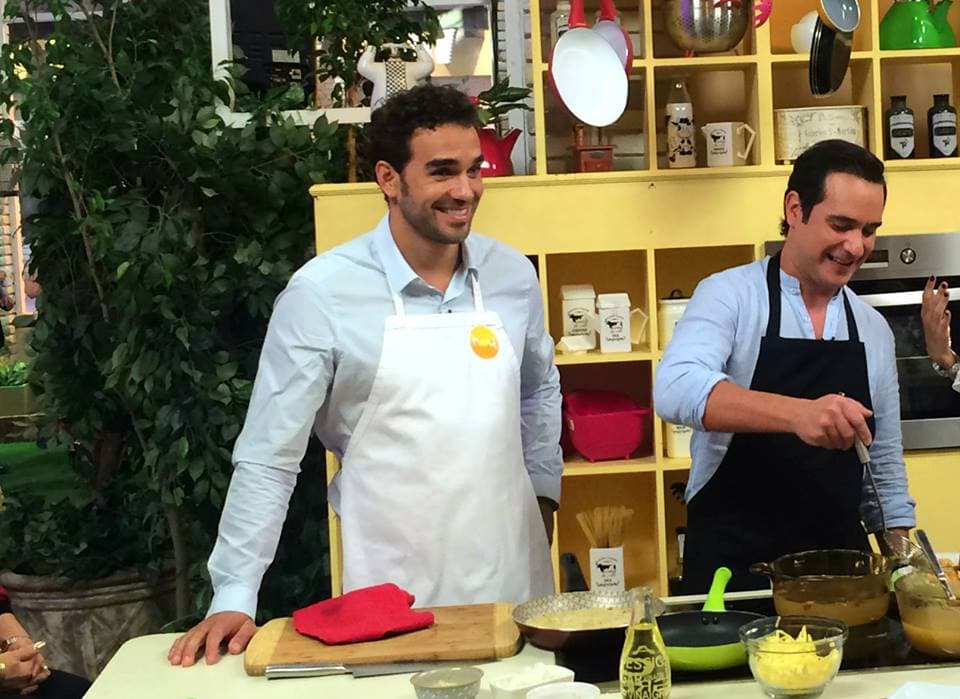 Los hombres se ven más guapos cocinando.