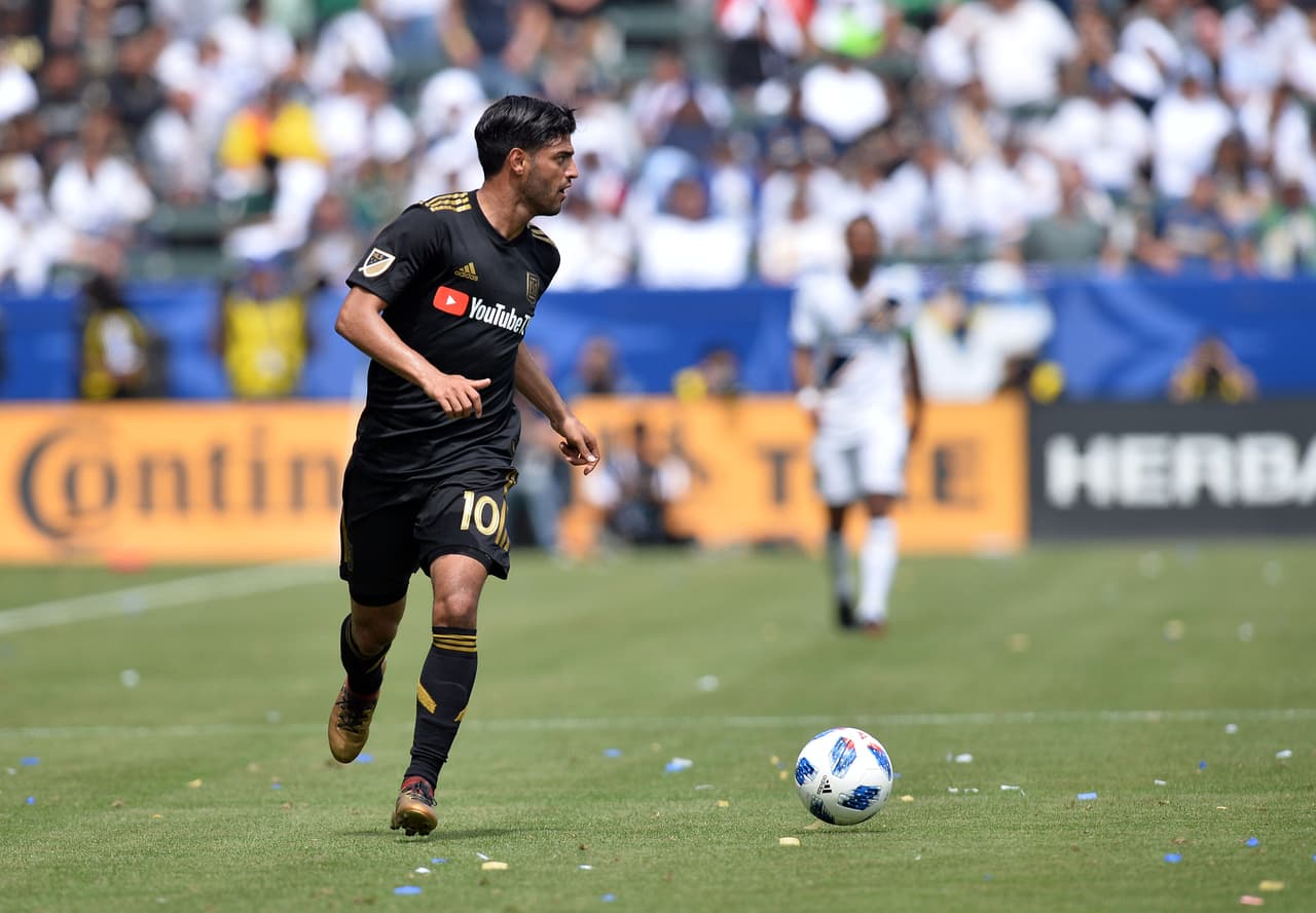 Carlos Vela saltó al campo enganchado y tomó las riendas de la ofensiva de su equipo.