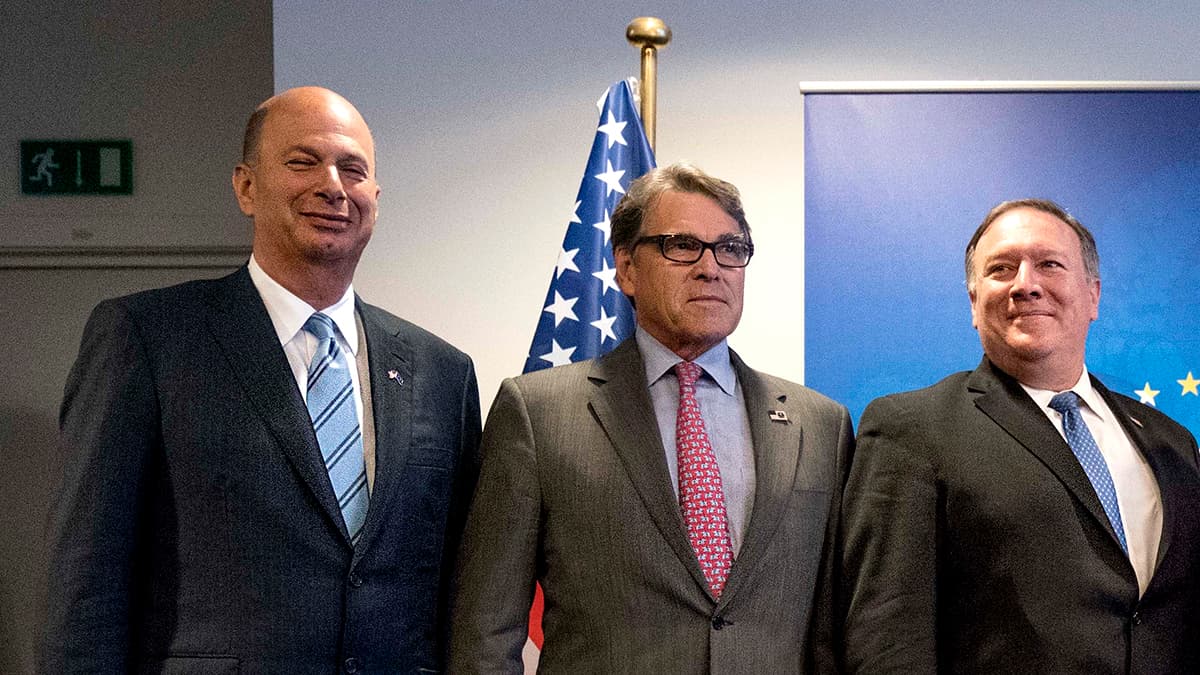 De izquierda a derecha, el embajador en la Unión Europea, Gordon Sondland, el secretario de Energía, Rick Perry, y el secretario de Estado Mike Pompeo, antes de una Reunión del Consejo de Energía en el Servicio Europeo de Acción Exterior de la Unión Europea en Bruselas, Bélgica, el 12 de julio de 2018.