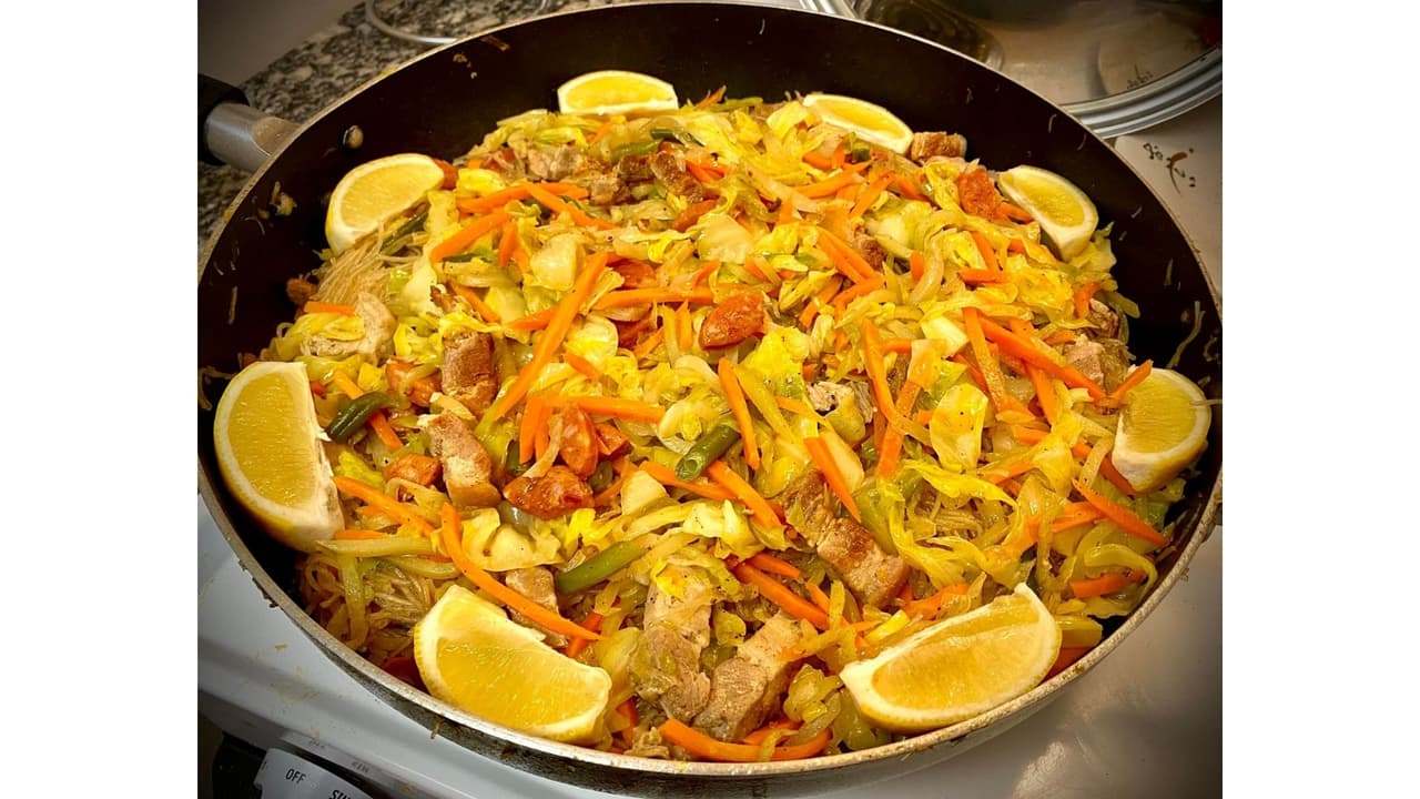 Este platillo de origen filipino fue cocinado por el esposo de Rowena para consentirla.