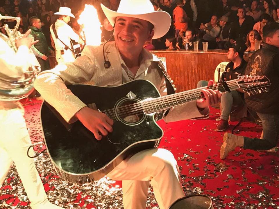 Es un joven talentoso que se siente orgulloso de continuar el legado de otro cantante muy querido como Ariel Camacho.