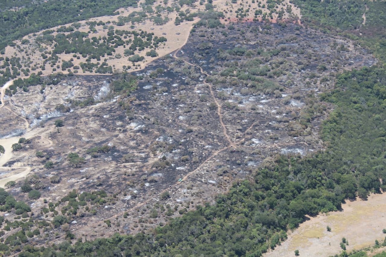 El fuego obligó el desalojo de 200 casas en el área el sábado, pero a los residentes se les permitió regresar ese mismo día horas más tarde.