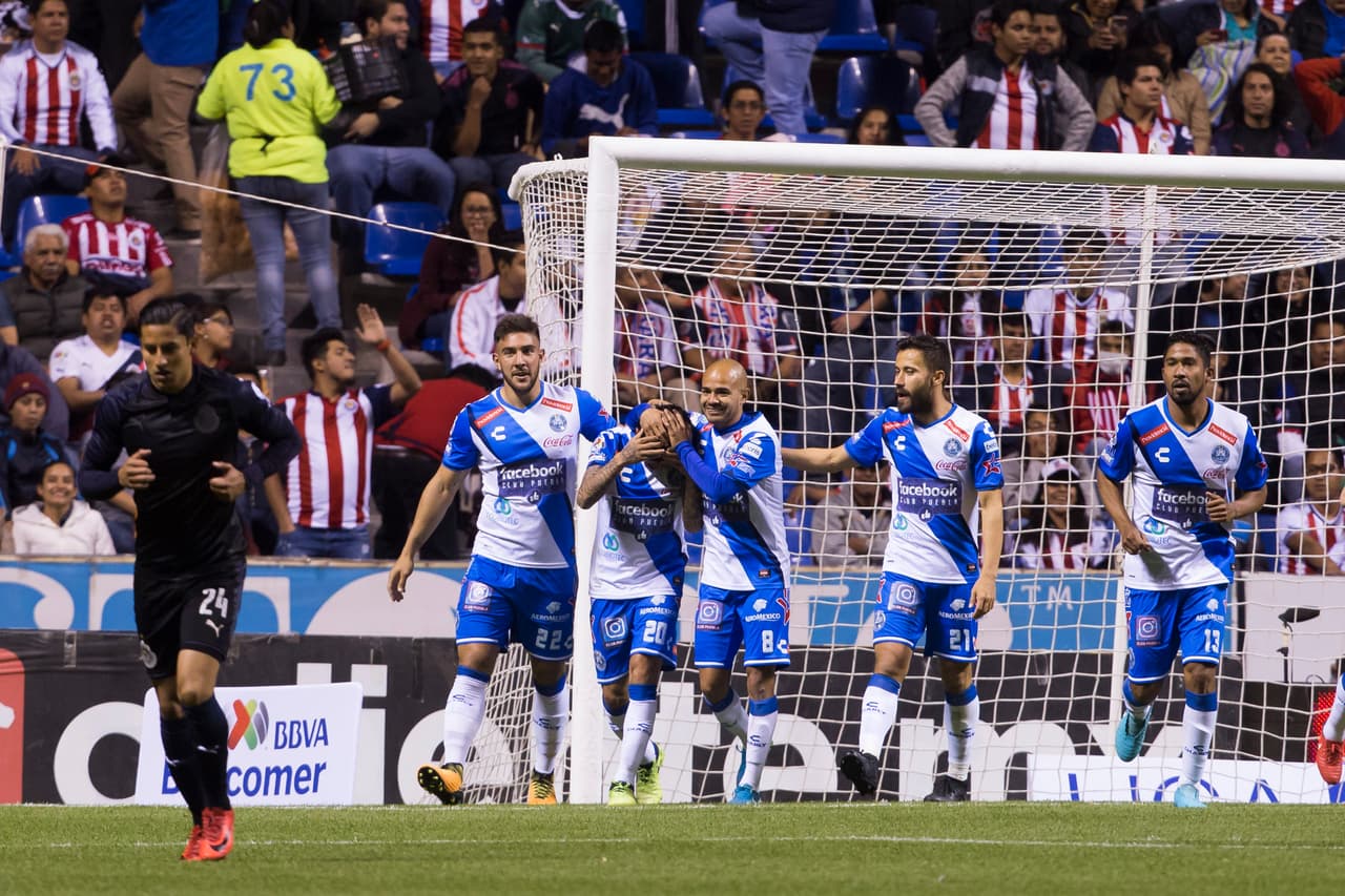Bien pronto, a los tres minutos del partido, luego de una serie de rebotes en el área de Chivas, el colombiano Omar Fernández metió el balón a las redes proveniente del poste.
