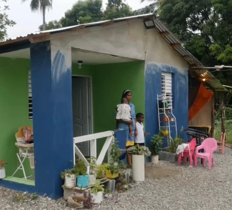 Con todos los recursos económicos agotados, una luz de esperanza para no permitirse caer llegó cuando la Fundación Jonpéame le pudo construir una modesta casa a la familia, así como destinar dinero para estudios y ciertos tratamientos, solo por un tiempo. 
<br>