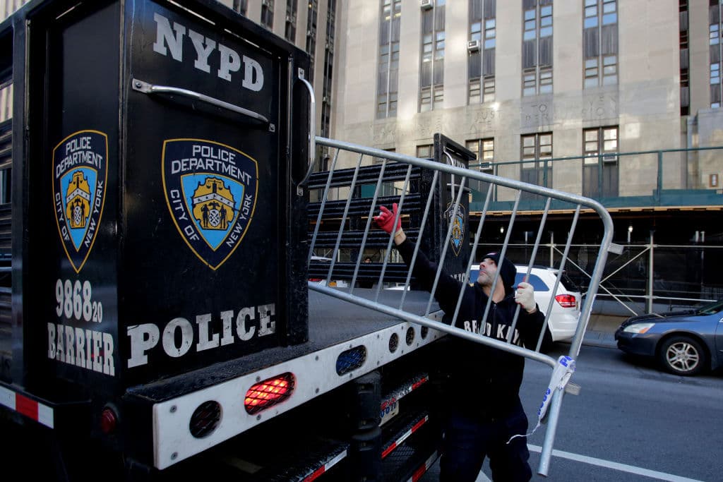 Trabajadores del Departamento de Policía de Nueva York colocan barricadas frente a la oficina del fiscal del distrito de Manhattan en la ciudad de Nueva York el 20 de marzo de 2023.