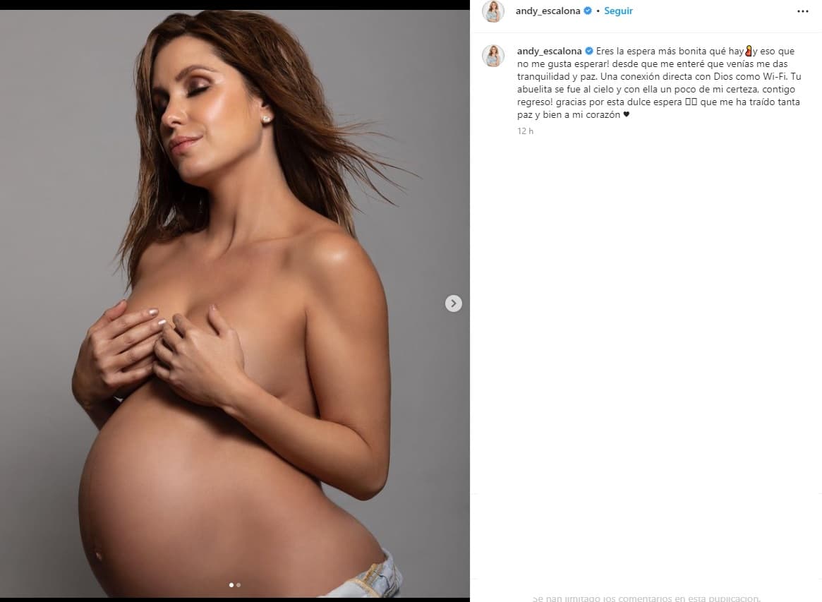 Para estas fotos artísticas posó al natural. No llevaba ropa del vientre hacia arriba, tan solo con sus manos cubrió sus senos, y en la parte baja usó jeans.