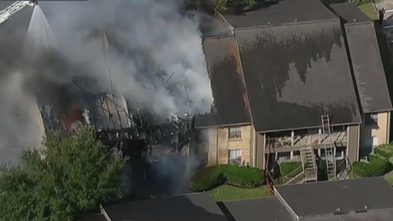 El incendio en un complejo de apartamentos deja a 15 familias sin hogar.