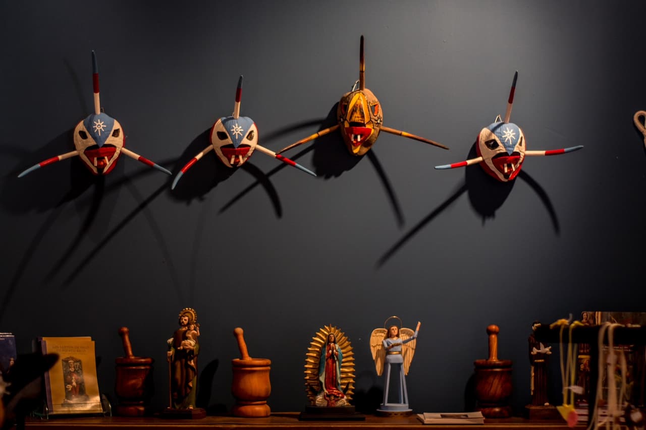 Las personas podrán hacer sus compras navideñas directamente a los artesanos y artistas plásticos que estarán distribuidos con distanciamiento a lo largo de la Plaza Quinto Centenario, la Tienda Cultural, Plazas Jardín Norte y Sur del Cuartel de Ballajá, la acera Dr. Francisco Rufino de Goenaga y la Plaza de la Beneficencia en el Viejo San Juan.