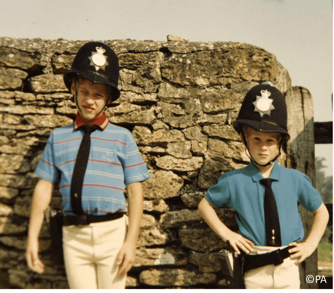 Con esta tierna foto, el Palacio de Kensington anunció en Twitter que el “Duque de Cambridge está honrado, y está deseando apoyar a su hermano en la Capilla St. George”.
