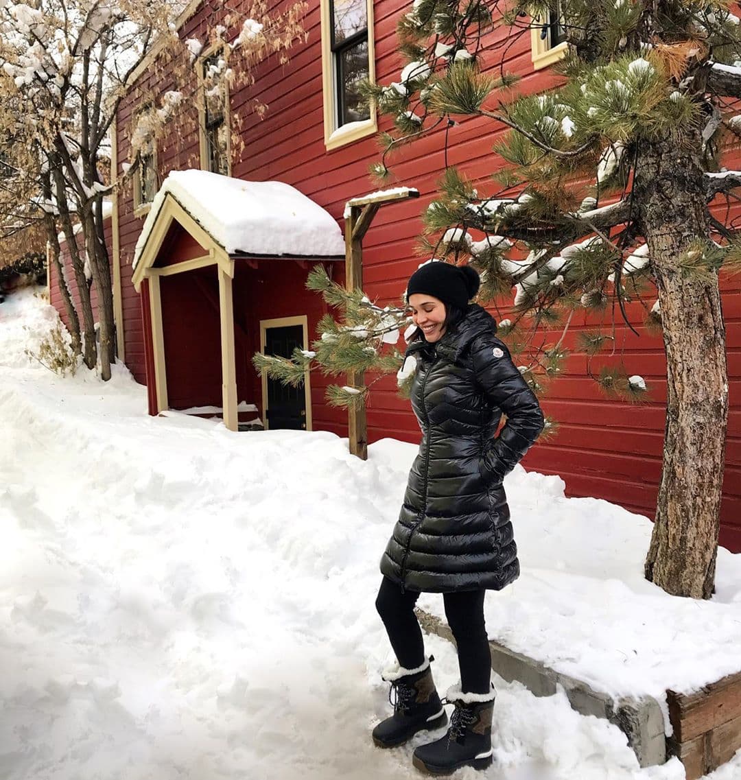 Mientras que Fran disfrutaba del cálido ambiente en su tierra, Karla Martínez compartió en Instagram una fotografía digna de postal, con la que confesó su amor por los "
<a href="https://www.univision.com/shows/despierta-america/karla-martinez-disfruto-sus-vacaciones-esquiando-con-su-familia-fotos#efef9af90000" target="_blank">pueblitos de montaña</a>" , mismos que ha visitado en los últimos días.