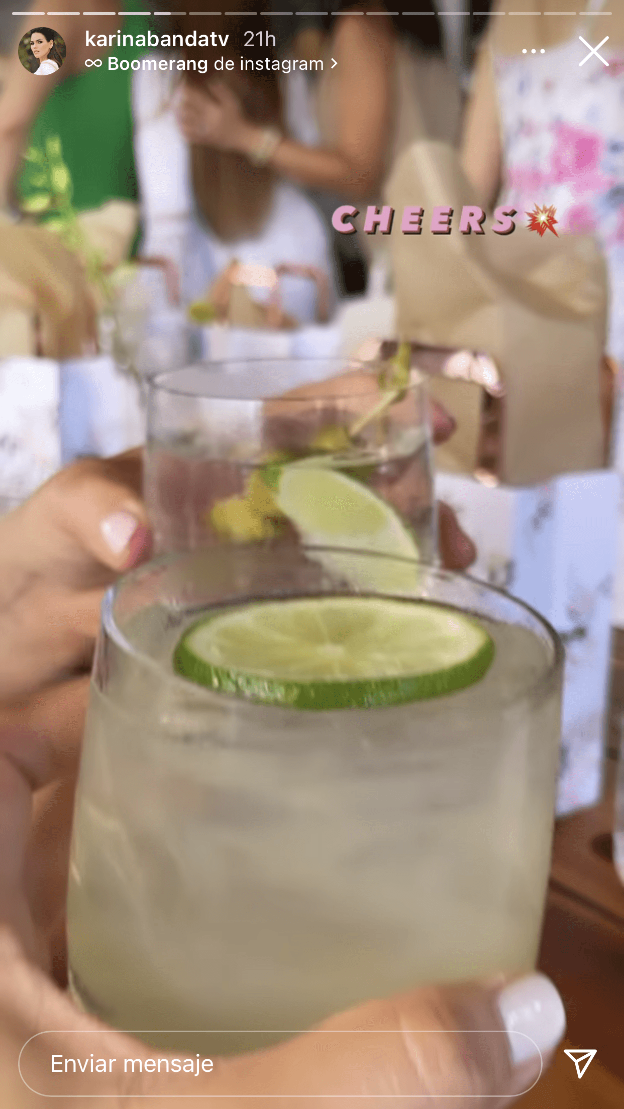 Mientras tanto, Karina Banda presumió los exquisitos tragos que se sirvieron para degustar y aguantar el calor de 'La Ciudad del Sol'. 
<br>