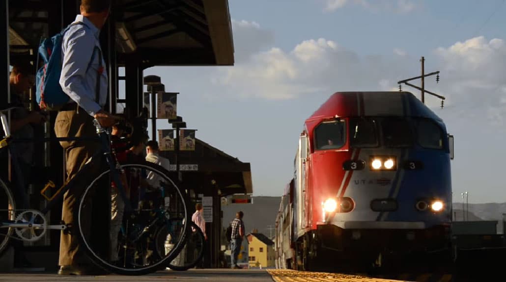 El tren FrontRunner alcanza una velocidad máxima de 79 mph.