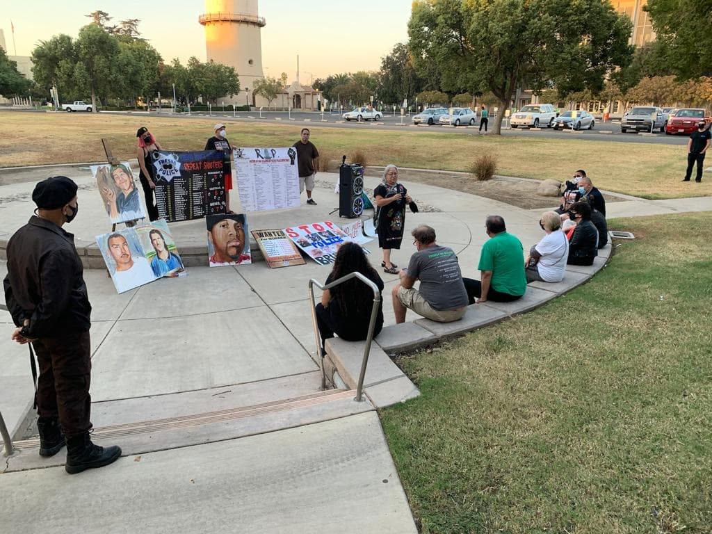 Los presentes indicaron que Fresno no es diferente a otras zonas del país en donde personas están muriendo a manos de los agentes.
