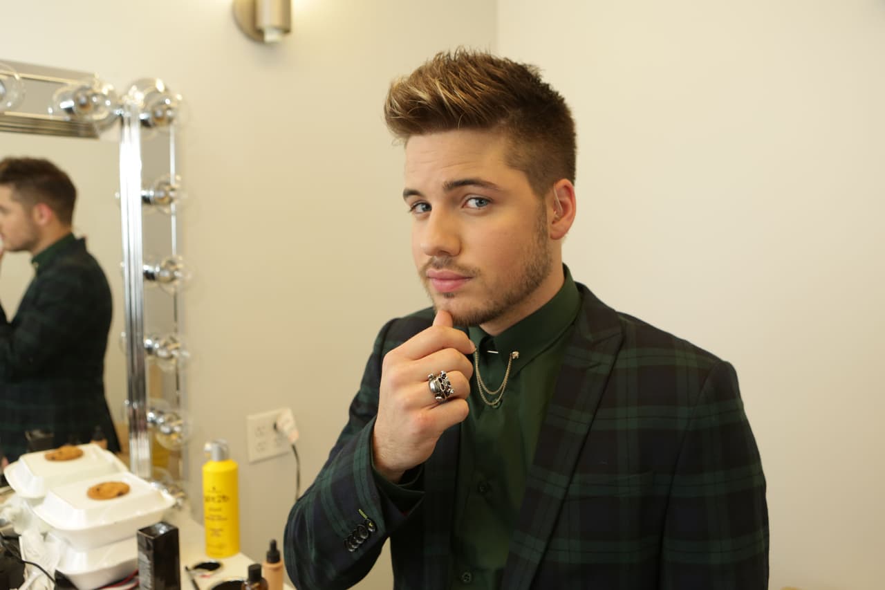 Rondando por los camerinos nos encontramos a nuestro social host William Valdés.